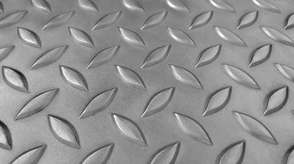 Geriffeltes Edelstahlblech mit flachen Vorsprüngen