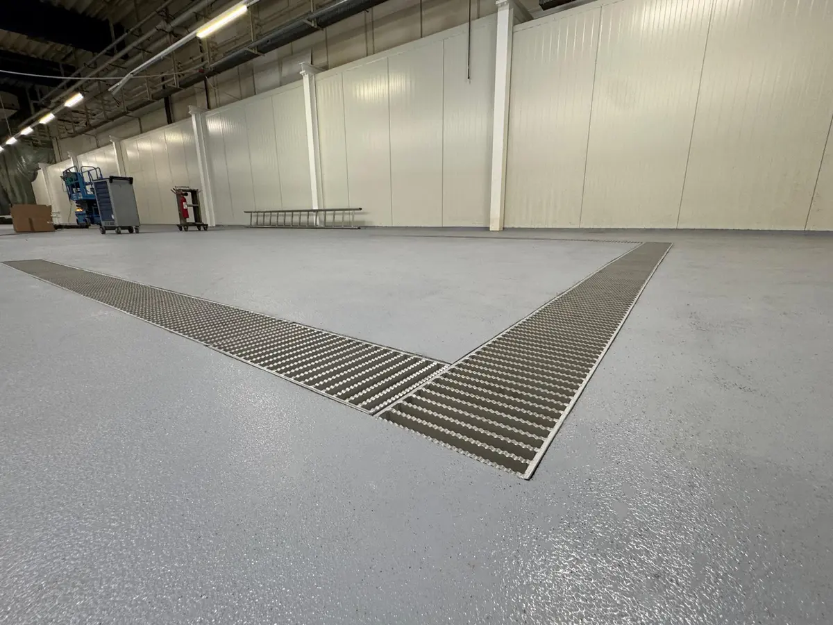 Rinnenkanal mit einer Breite von 300 mm und Gitterabdeckung in einer Arzneimittelfabrik